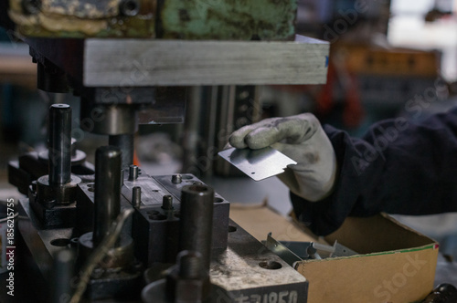 Εκτύπωση καμβά Precision metal stamping process with industrial press machine and worker handli