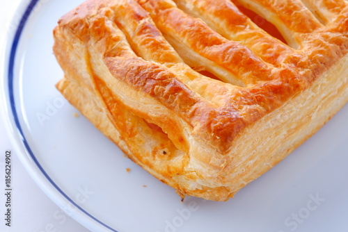 アップルパイ - サクサクしたパイ生地が美味しそうな、リンゴをたっぷり使ったアップルパイ
