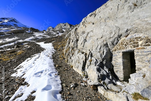 L'entrée d'une grotte Bellevue sur les pentes du Vignemale