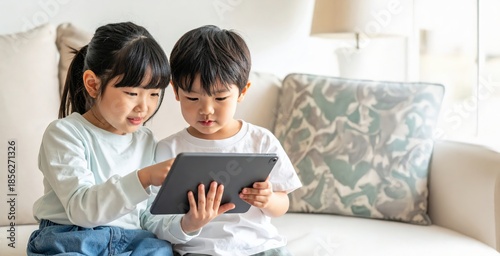 子供がタブレットで遊ぶ