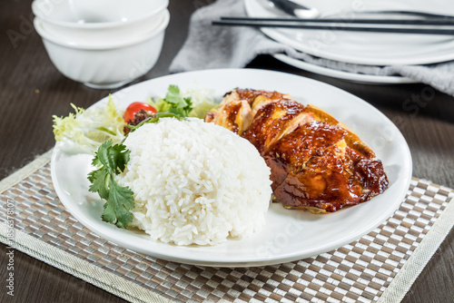 Schilderij op canvas A white plate featuring roasted chicken slices served with steamed white rice and fresh salad garnish