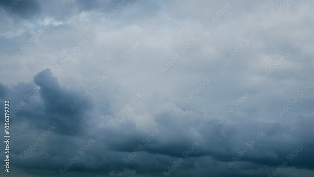 Obraz premium Incredibly Dramatic Overcast Sky Featuring Dynamic Cloud Patterns That Capture the Eye