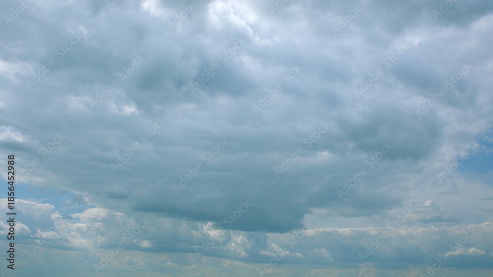 Obraz premium A stunning and dynamic cloudscape features captivating overcast skies that shift remarkably