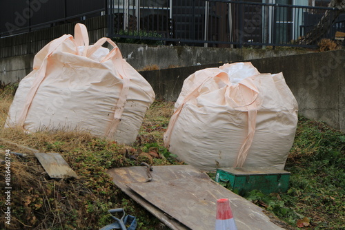 工事現場に置かれた土嚢袋