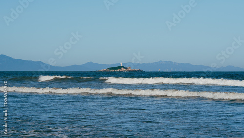 In summer, the natural scenery of the sea level on a sunny day