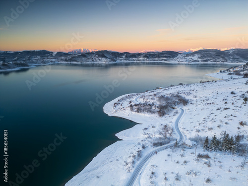 Wallpaper Mural Vista aerea del lago di Campotosto in Abruzzo. Freddo Neve e un panorama meraviglioso. Torontodigital.ca