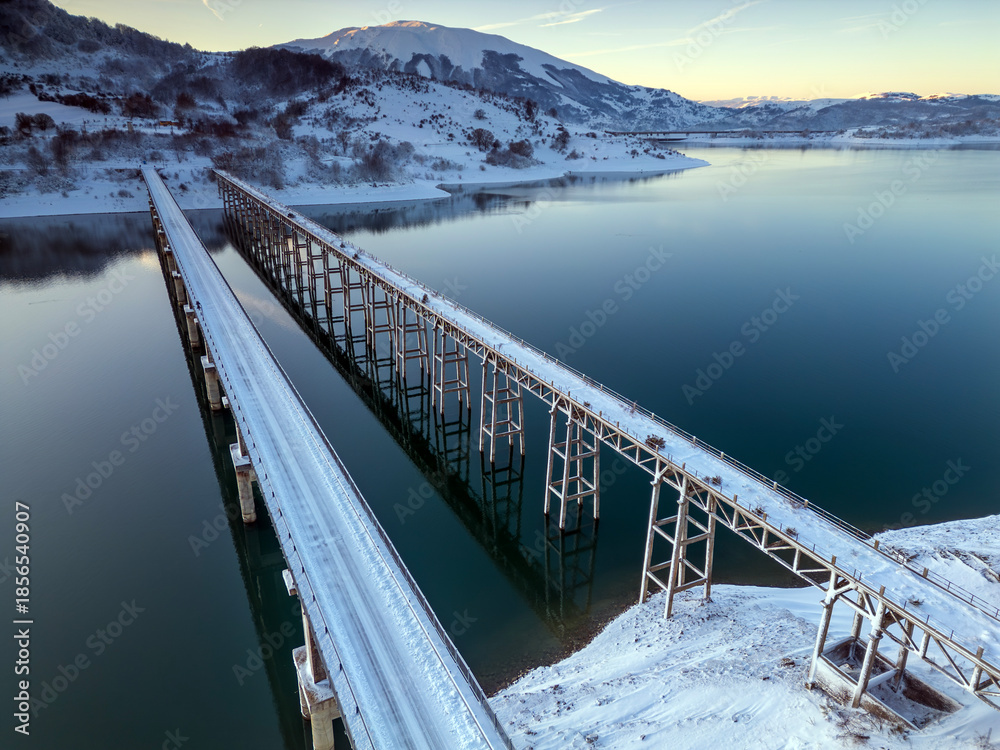 custom made wallpaper toronto digitalVista aerea del lago di Campotosto in Abruzzo. Freddo Neve e un panorama meraviglioso.

