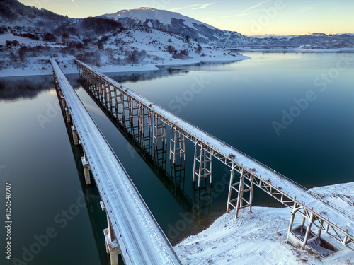Vista aerea del lago di Campotosto in Abruzzo. Freddo Neve e un panorama meraviglioso.
