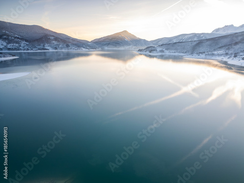 Vista aerea del lago di Campotosto in Abruzzo. Freddo Neve e un panorama meraviglioso.
