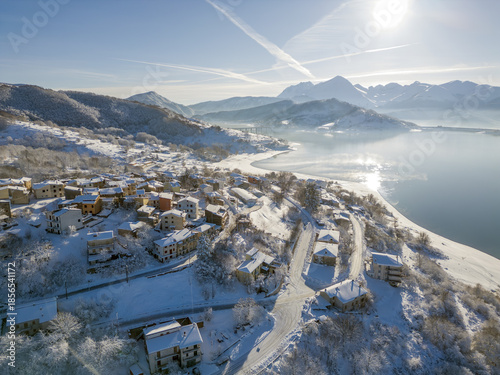 Vista aerea del lago di Campotosto in Abruzzo. Freddo Neve e un panorama meraviglioso.
