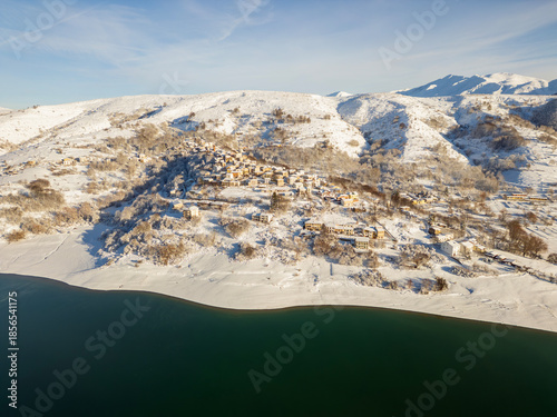 Vista aerea del lago di Campotosto in Abruzzo. Freddo Neve e un panorama meraviglioso.
