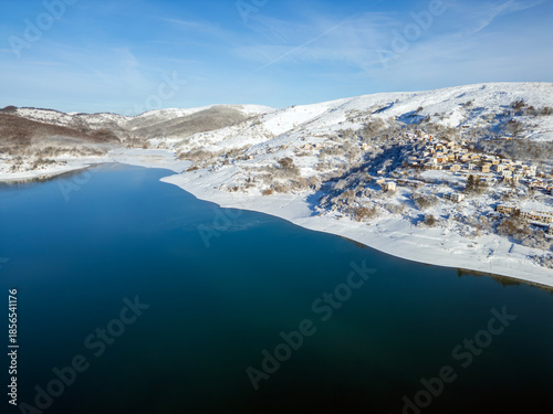 Vista aerea del lago di Campotosto in Abruzzo. Freddo Neve e un panorama meraviglioso.
