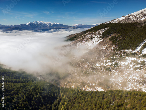 Vista aerea del lago di Campotosto in Abruzzo. Freddo Neve e un panorama meraviglioso.
