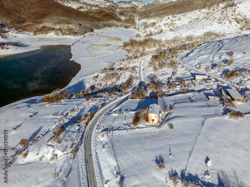 Vista aerea del lago di Campotosto in Abruzzo. Freddo Neve e un panorama meraviglioso.
