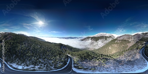 Vista aerea del lago di Campotosto in Abruzzo. Freddo Neve e un panorama meraviglioso.
