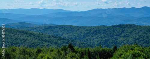 Fotografía Vast wilderness landscape expressing freedom, breathing space, and mental restoration through nature