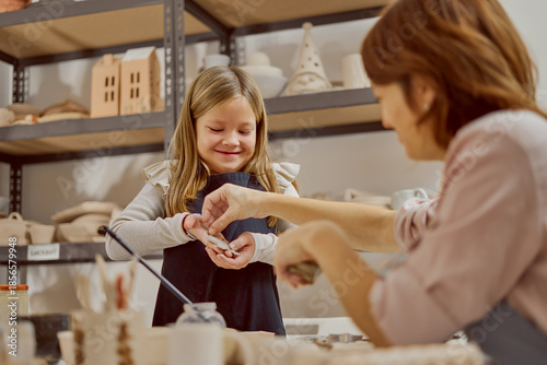 Foto Happy Child And Adult In Bright Pottery Studio Sharing Crafting Moment Together