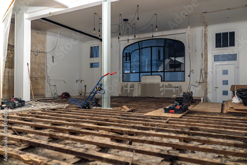 Appartement en cours de travaux avec éléments de rénovation visibles, illustrant un espace intérieur en transformation dans un chantier de modernisation ou d’aménagement.