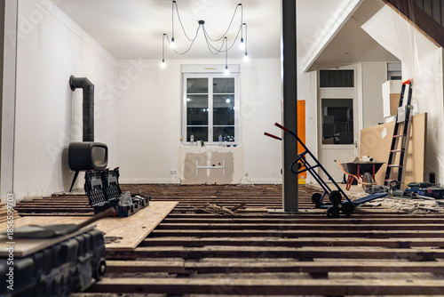 Appartement en cours de travaux avec éléments de rénovation visibles, illustrant un espace intérieur en transformation dans un chantier de modernisation ou d’aménagement.