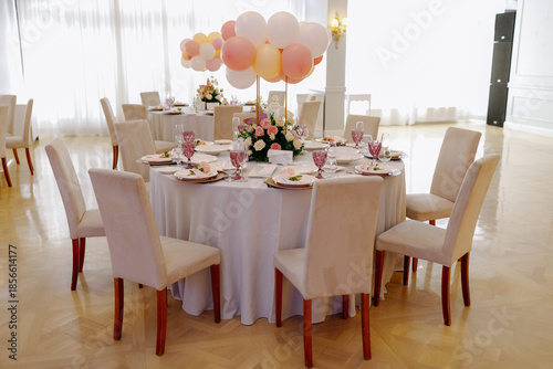 Tableau sur toile Sophisticated event space featuring pastel balloons and sleek