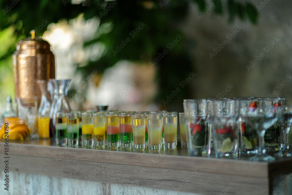 Obraz premium Charming outdoor bar featuring mixed drinks and citrus garnishes
