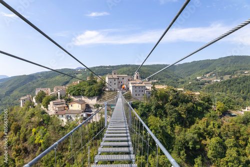 Attraversamento del ponte tibetano più alto d'Italia che collega i borghi di Sellano e Montesanto in Umbria. Panorama, particolari e persone si cimentano in questa emozionante esperienza