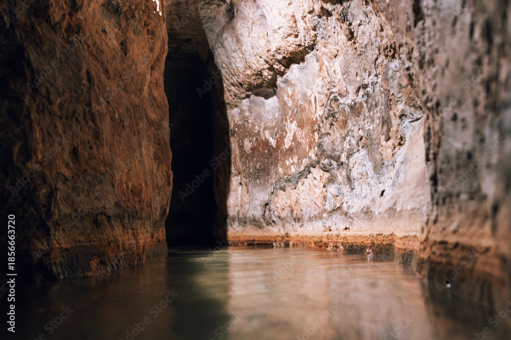 Fototapeta premium Antiker Hiskia-Tunnel mit Wasserlauf in der Davidsstadt von Jerusalem – Archäologische Meisterleistung