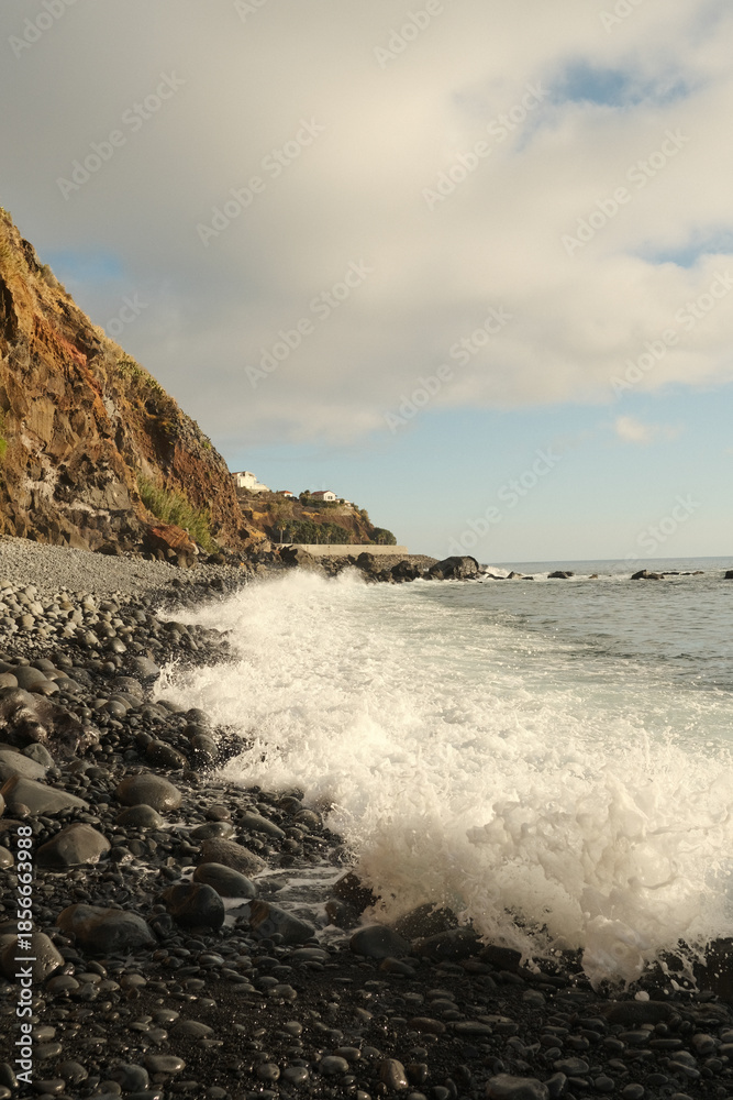 Obraz premium Dynamic coastal environment showcasing turbulent waters