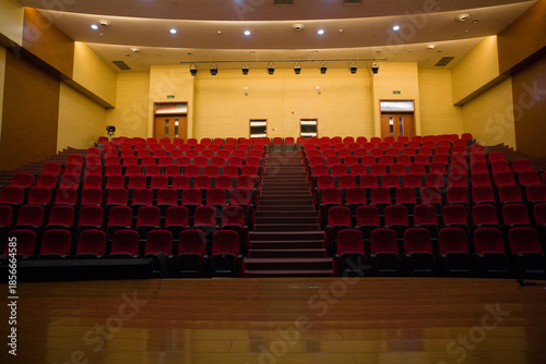 Fotografie The Big School Movie Theater Hall - Empty Red Seat Auditorium