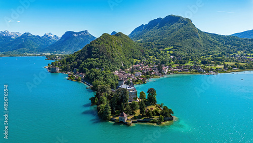 Fotografia Aerial view of the Château de Duingt (Duingt Castle) on an island connecter to t