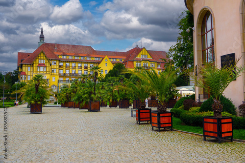 Tableau sur toile garden, palms, fountain, sanatorium and promenade in spa town Kudowa Zdroj Polan