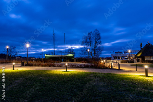 Zur Dämmerung am Hafenvorplatz in Zingst.