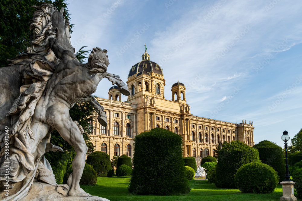 Obraz premium Kunsthistorisches Museum Vienna with Baroque Sculpture and Garden