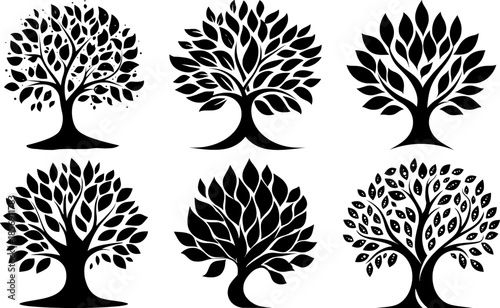 Set de siluetas de árboles abstractos y logotipos ecológicos en blanco y negro.