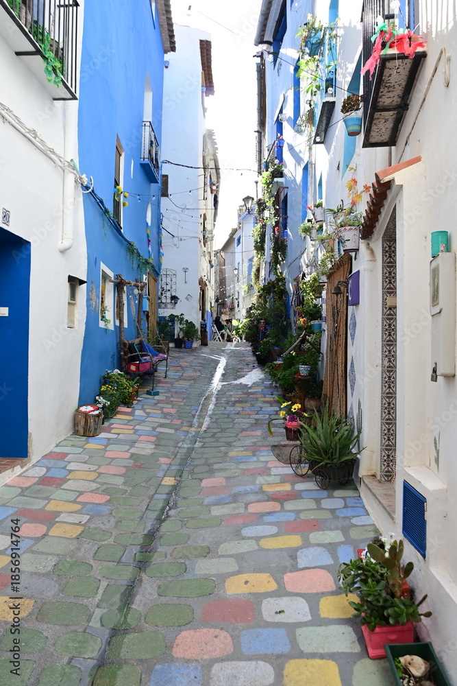 Fototapeta premium Chelva (Valencia), el famoso pueblo pintoresco con calles decoradas y artísticas.