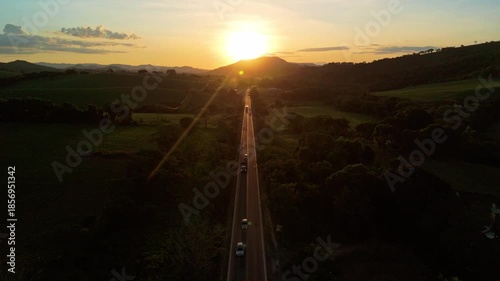 trânsito na rodovia com Belíssimo pôr do sol na estrada