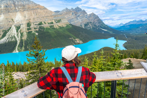 Fotografija Tourist enjoying breathtaking view of peyto lake in banff national park