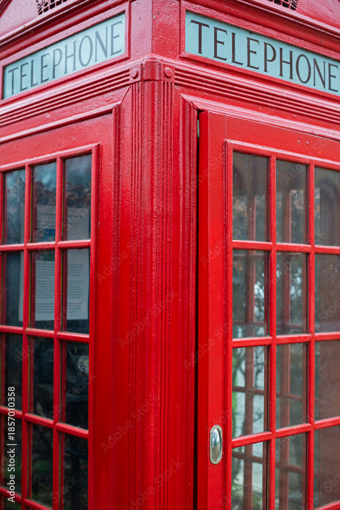 Fototapeta premium British red telephone box or kiosk