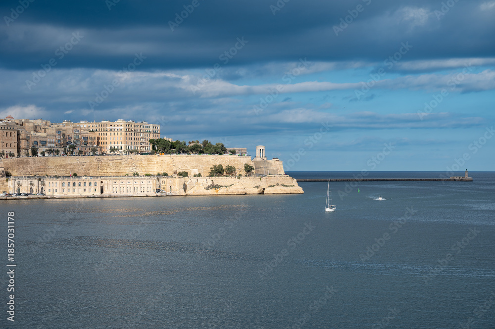Obraz premium View of Valletta and Birgu with Fort St. Angelo prominently visible from Grand Harbour, Malta, showcasing historic coastal defense and Mediterranean cityscape Valletta, Malta, 6 DEC 2025.