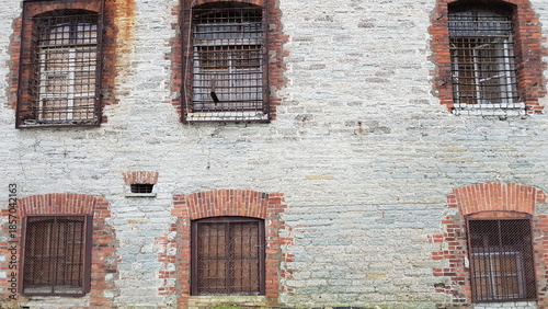 Historisches Steingebäude mit vergitterten Fenstern