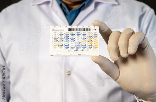 Εκτύπωση καμβά Medical professional holding VITEK diagnostic card for automated microbial