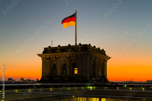 Terraço do prédio do Reichstag, Parlamento com a bandeira e o por do solao fundo 
