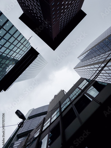 Prédios olhados de baixo para cima no centro de Frankfurt