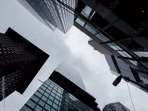 Prédios olhados de baixo para cima no centro de Frankfurt