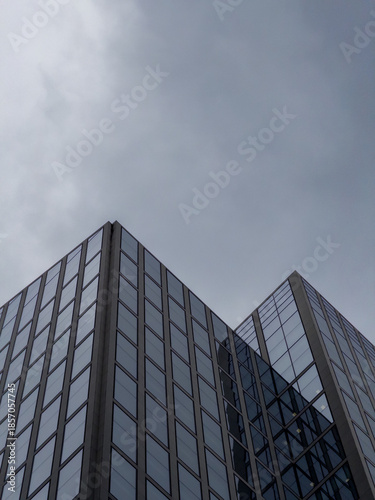 Prédios olhados de baixo para cima no centro de Frankfurt