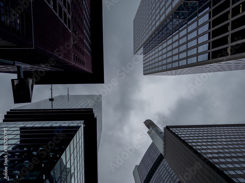 Prédios olhados de baixo para cima no centro de Frankfurt