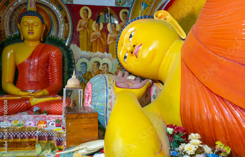Buda reclinado en un templo budista de Anuradhapura en Sri Lanka.