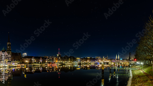 Blick von der Stephaniebrücke auf die Schlachte an der Weser in Bremen an Weihnachten bei Nacht