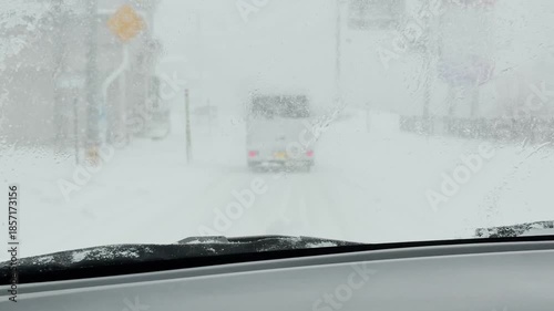 冬　雪が降る　車載動画　自動車の走行　雪景色　道路　交通　イメージ