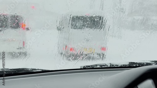 冬　雪が降る　車載動画　自動車の走行　雪景色　道路　交通　イメージ